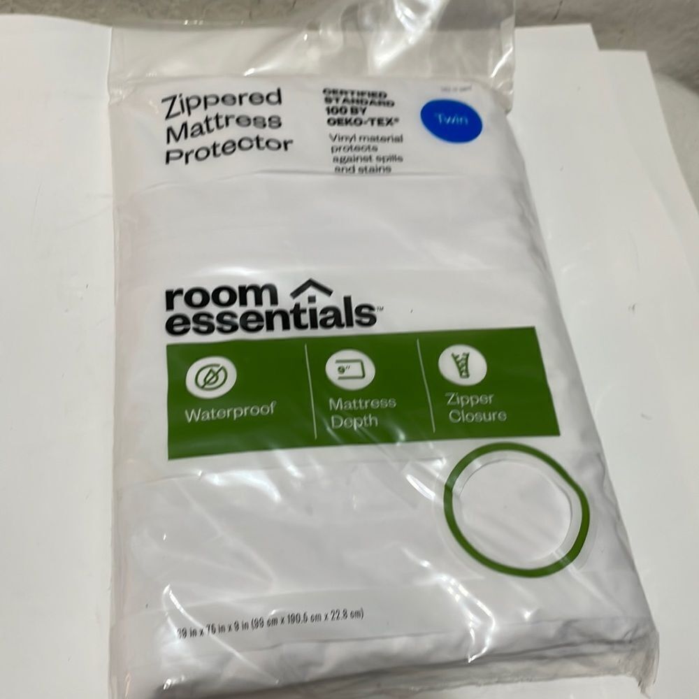 Room Essentials Zippered twin Sz Mattress Protector Waterproof White